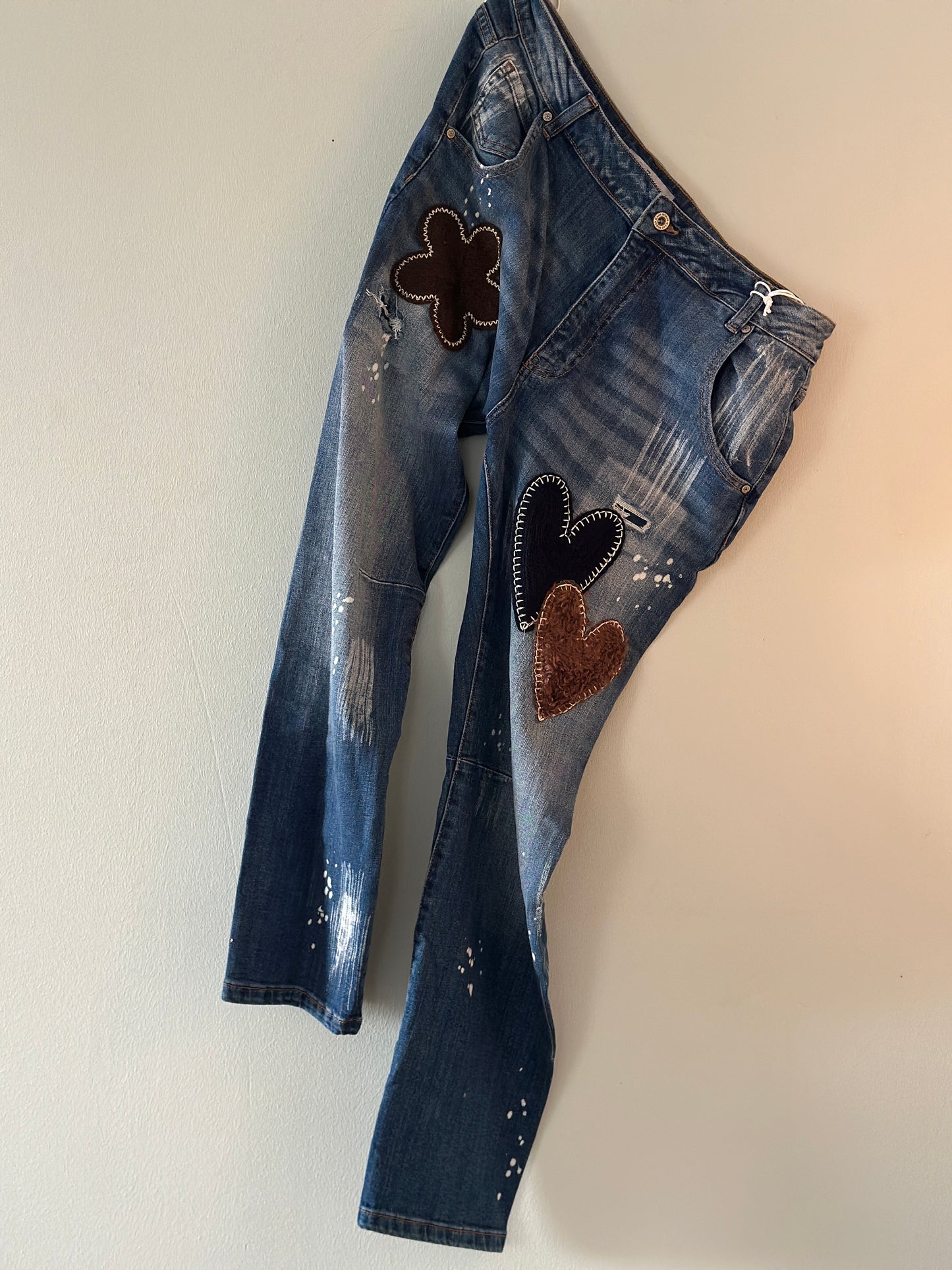 Boyfriend jeans ”Isabell” med blom - och hjärtpatchwork -Mörk Denim