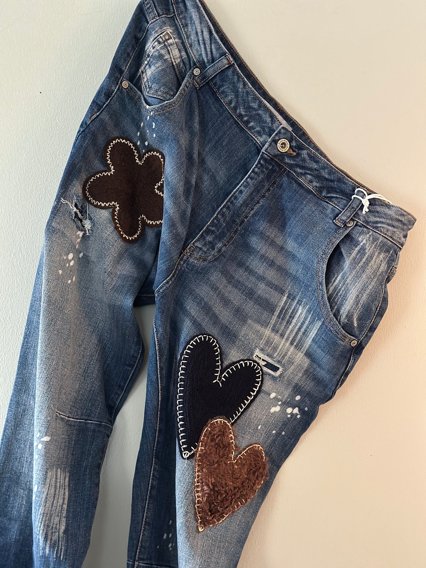 Boyfriend jeans ”Isabell” med blom - och hjärtpatchwork -Mörk Denim