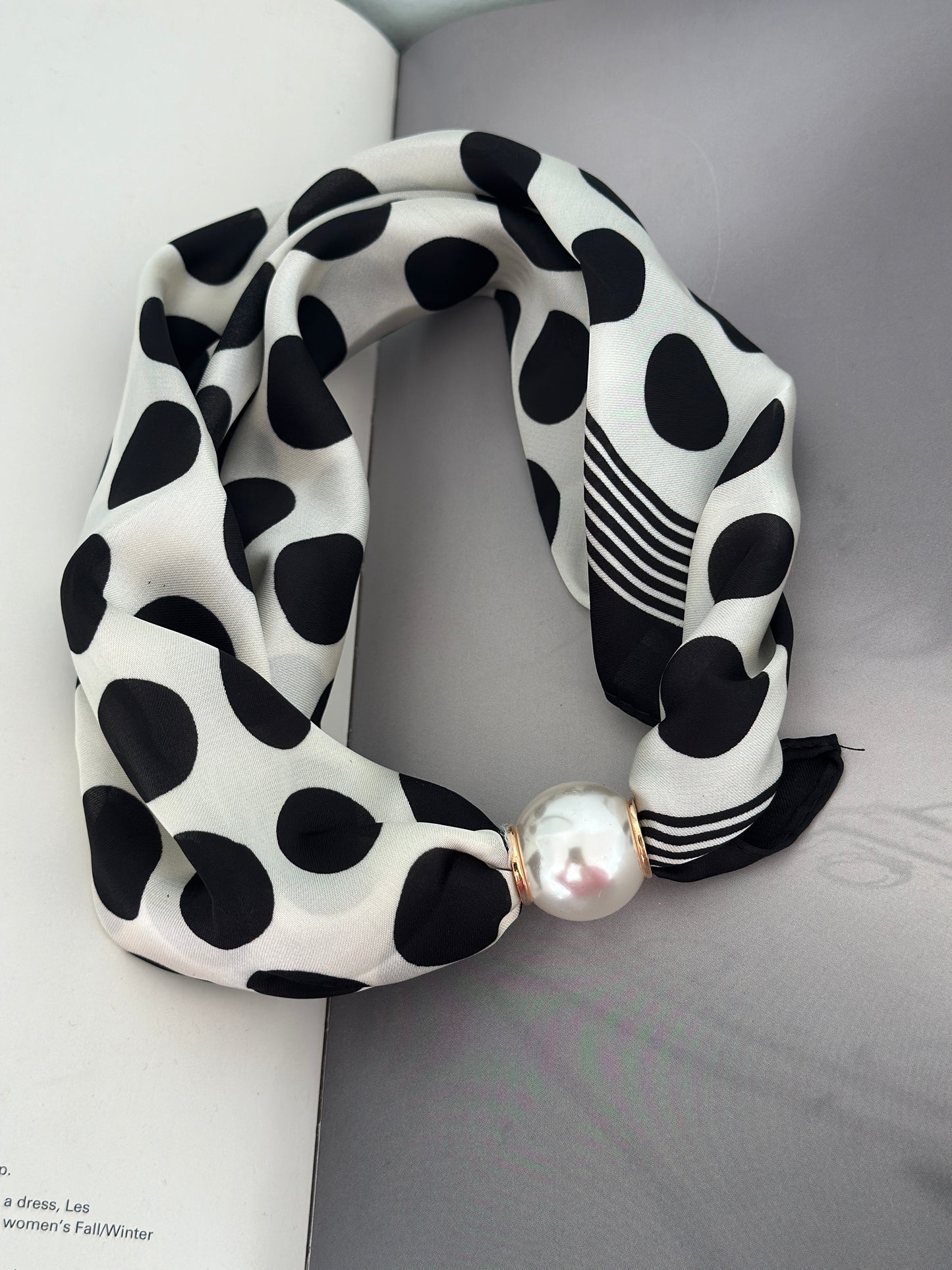 Scarfs med en pärla framtill - Olika mönster
