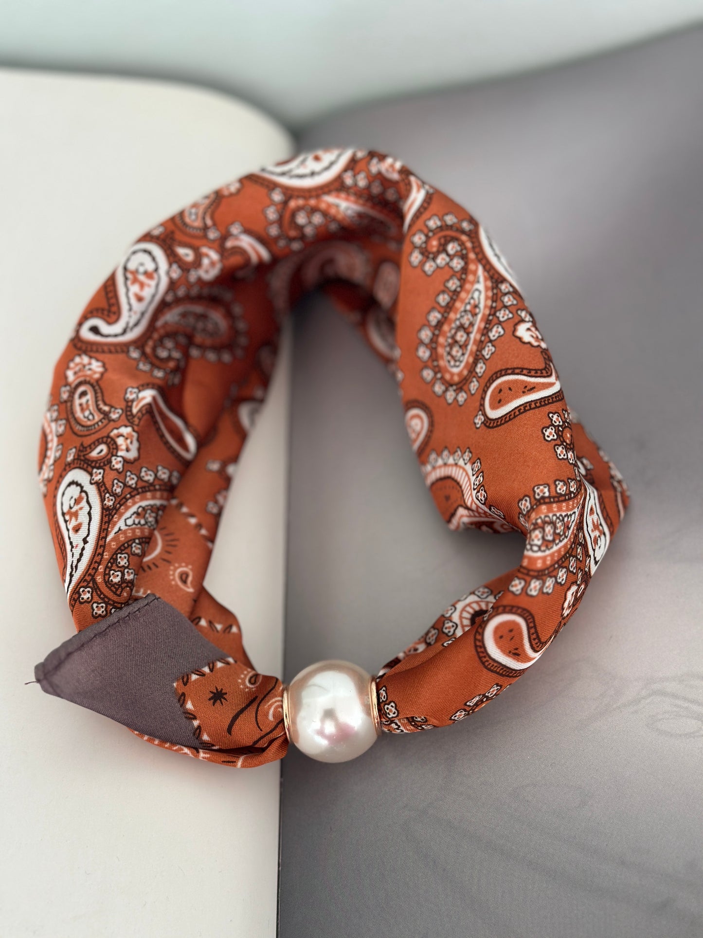 Scarfs med en pärla framtill - Olika mönster