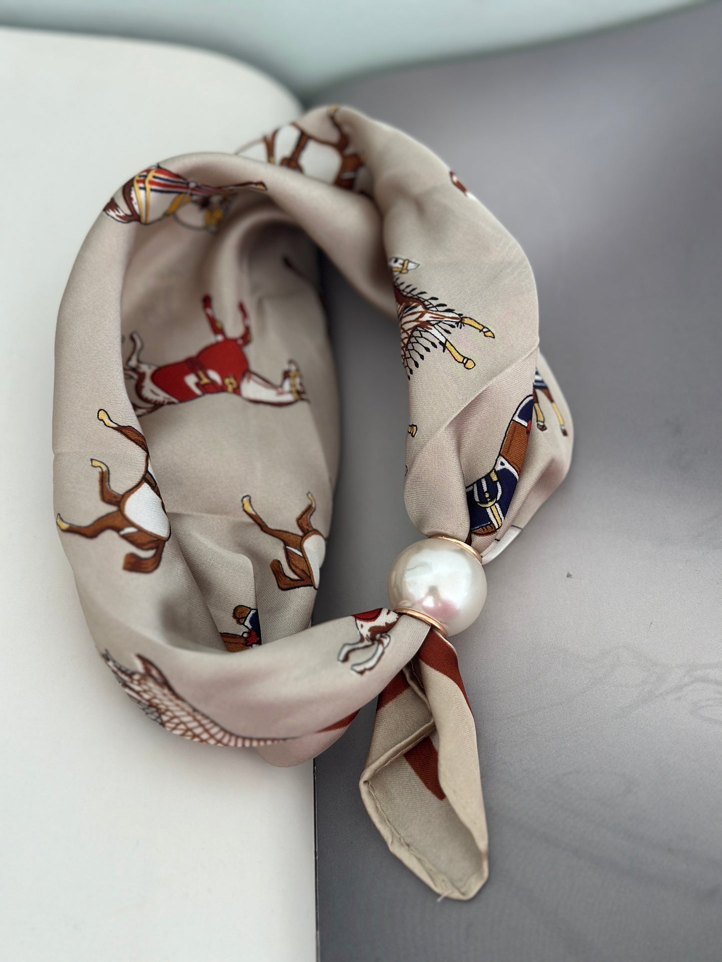 Scarfs med en pärla framtill - Olika mönster