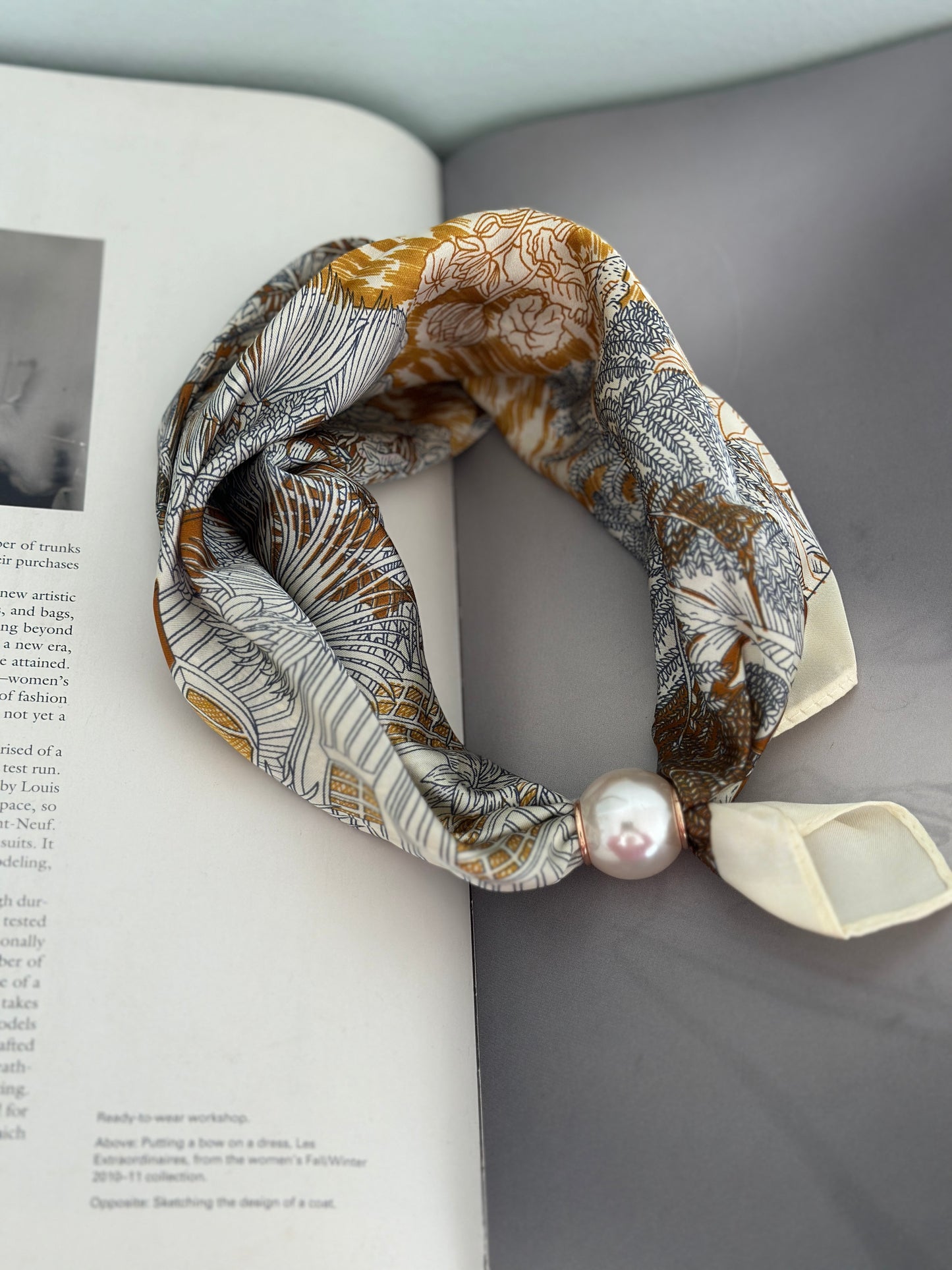 Scarfs med en pärla framtill - Olika mönster