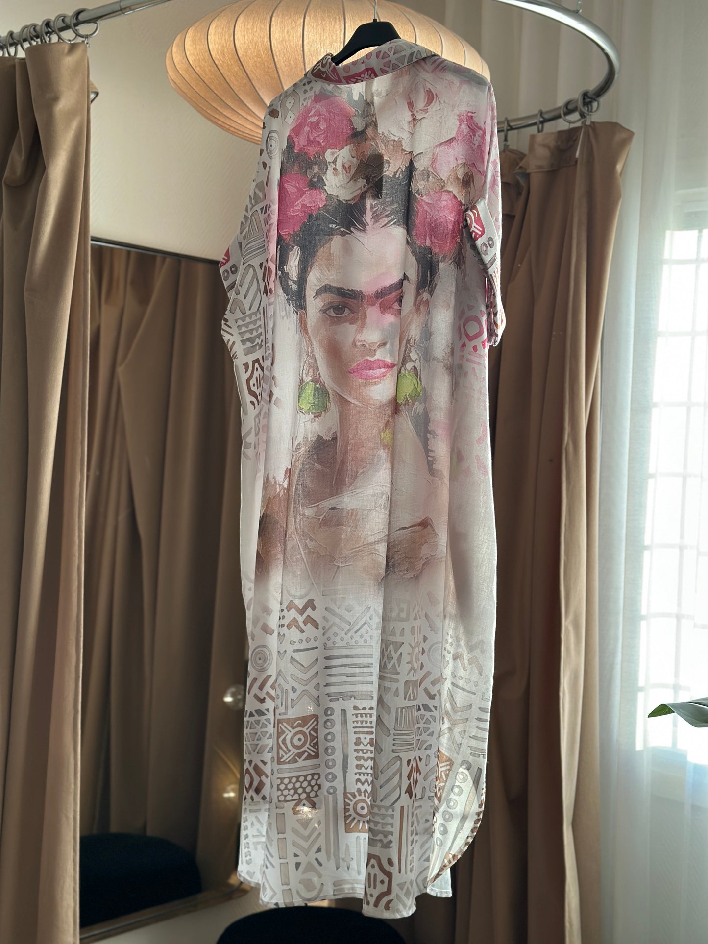 Skjortklänning ”Kahlo” i vackert mönster - Beige