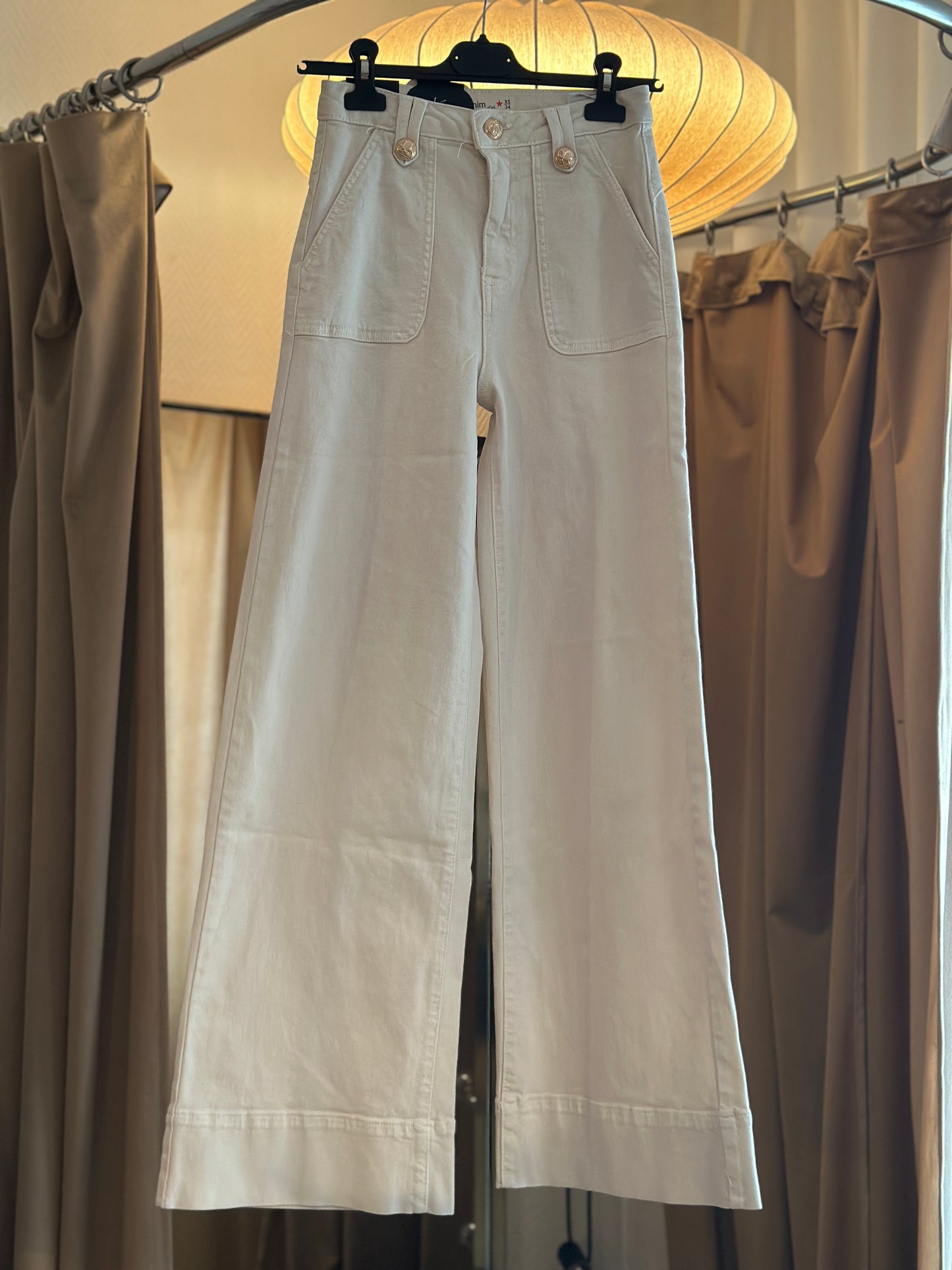 Jeans med rosettknappar - Beige