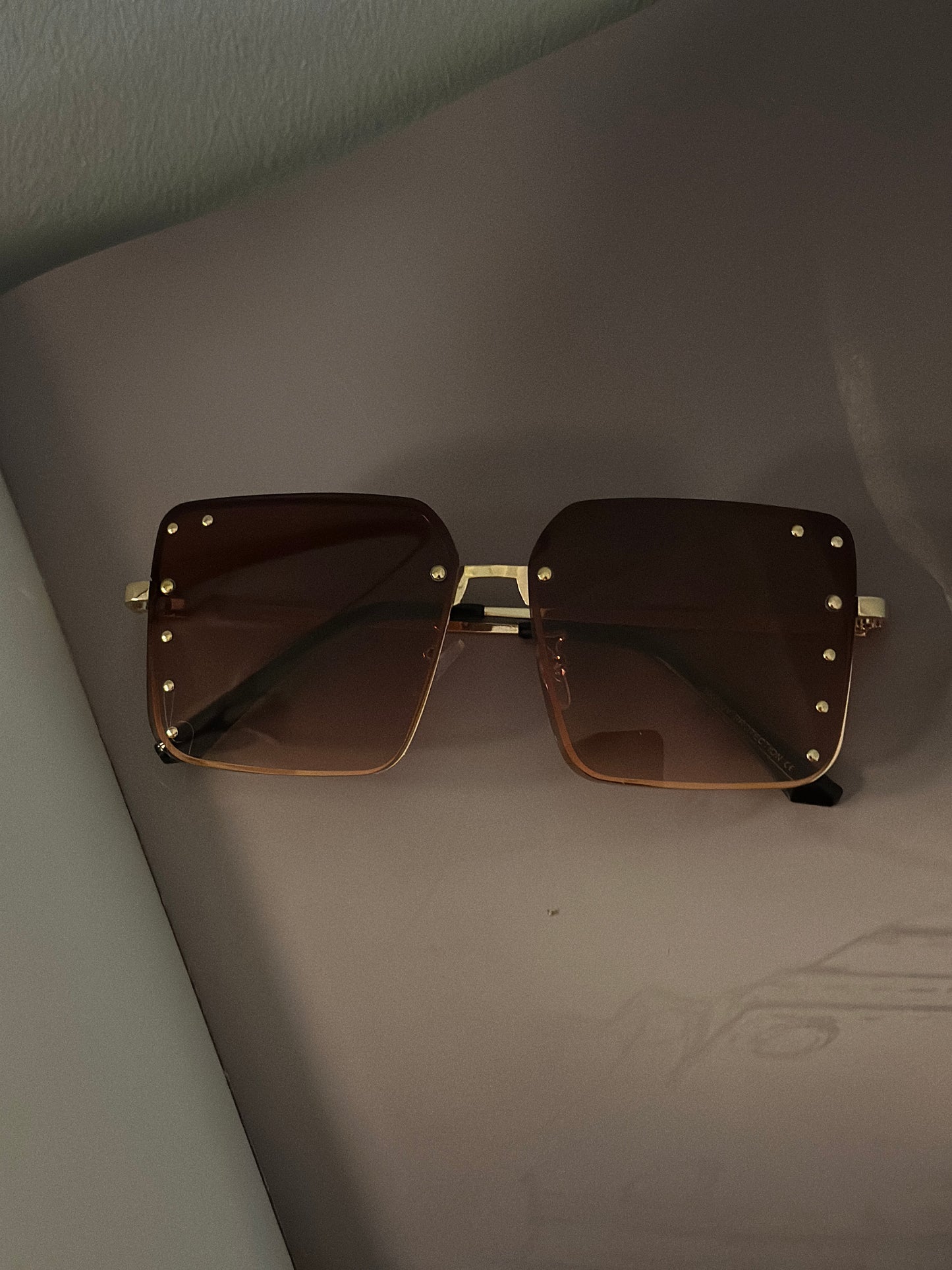 Solglasögon med nitar på sidorna - Bruna/Svarta