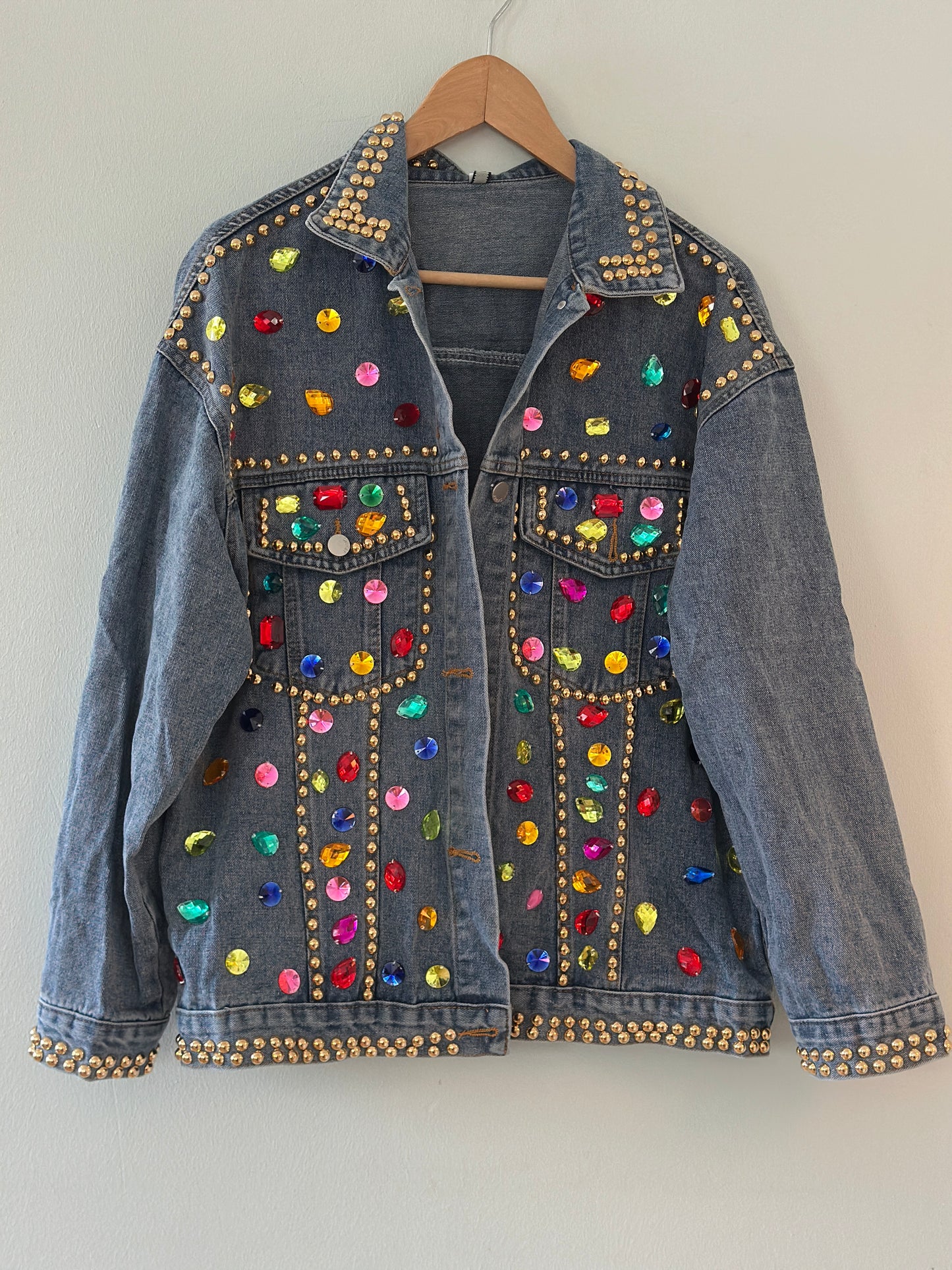 Årets coolaste jeansjacka ”Linnea” med nitar och stenar - Ljus denim