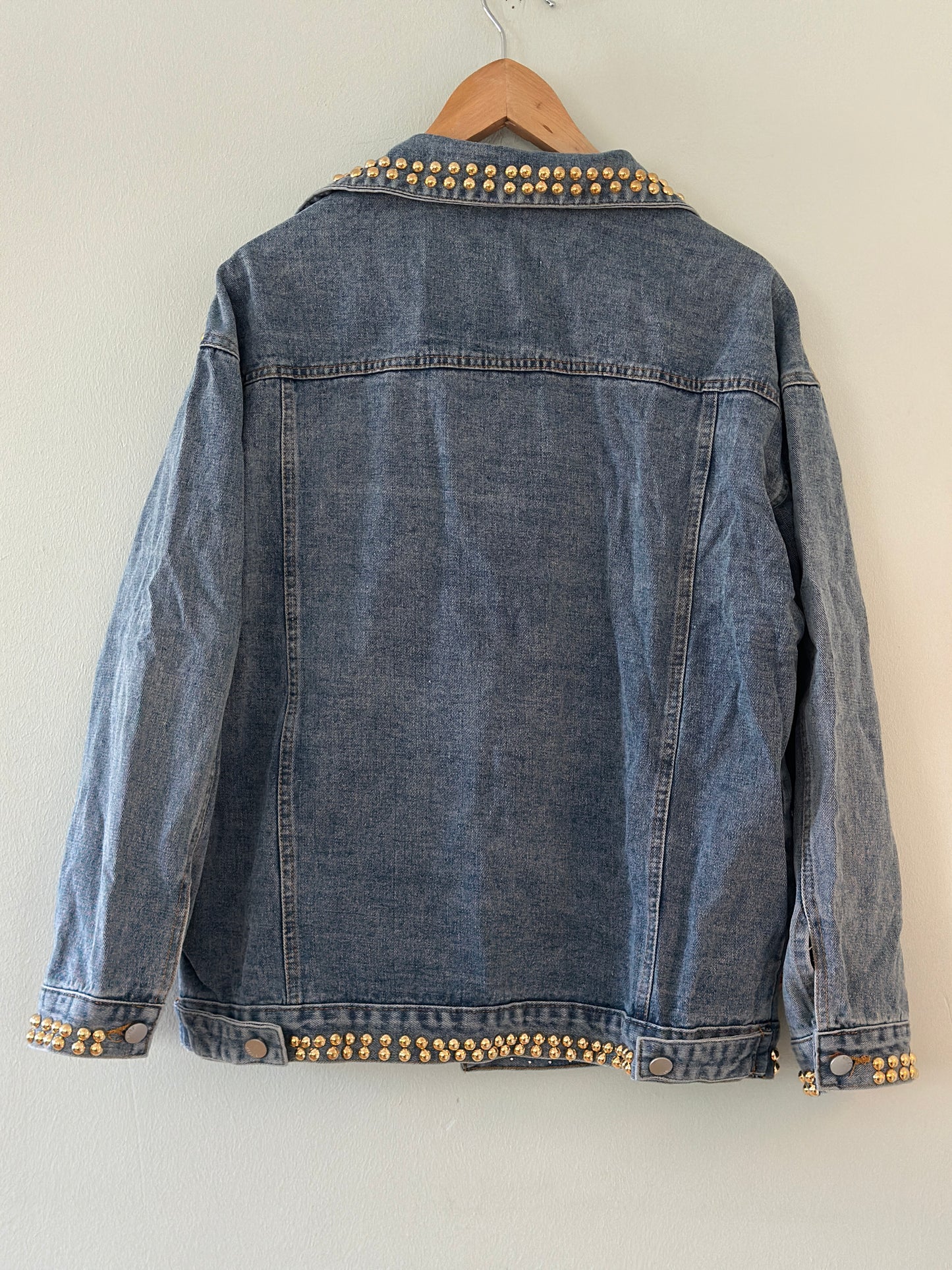 Årets coolaste jeansjacka ”Linnea” med nitar och stenar - Ljus denim