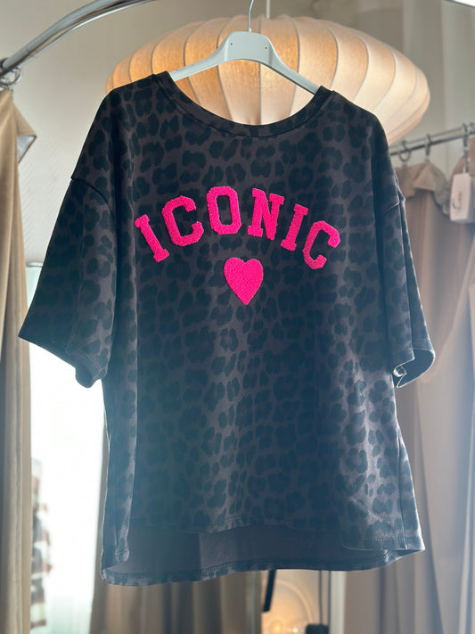 Sweatshirt ”Iconic” leomönster - Cerise text