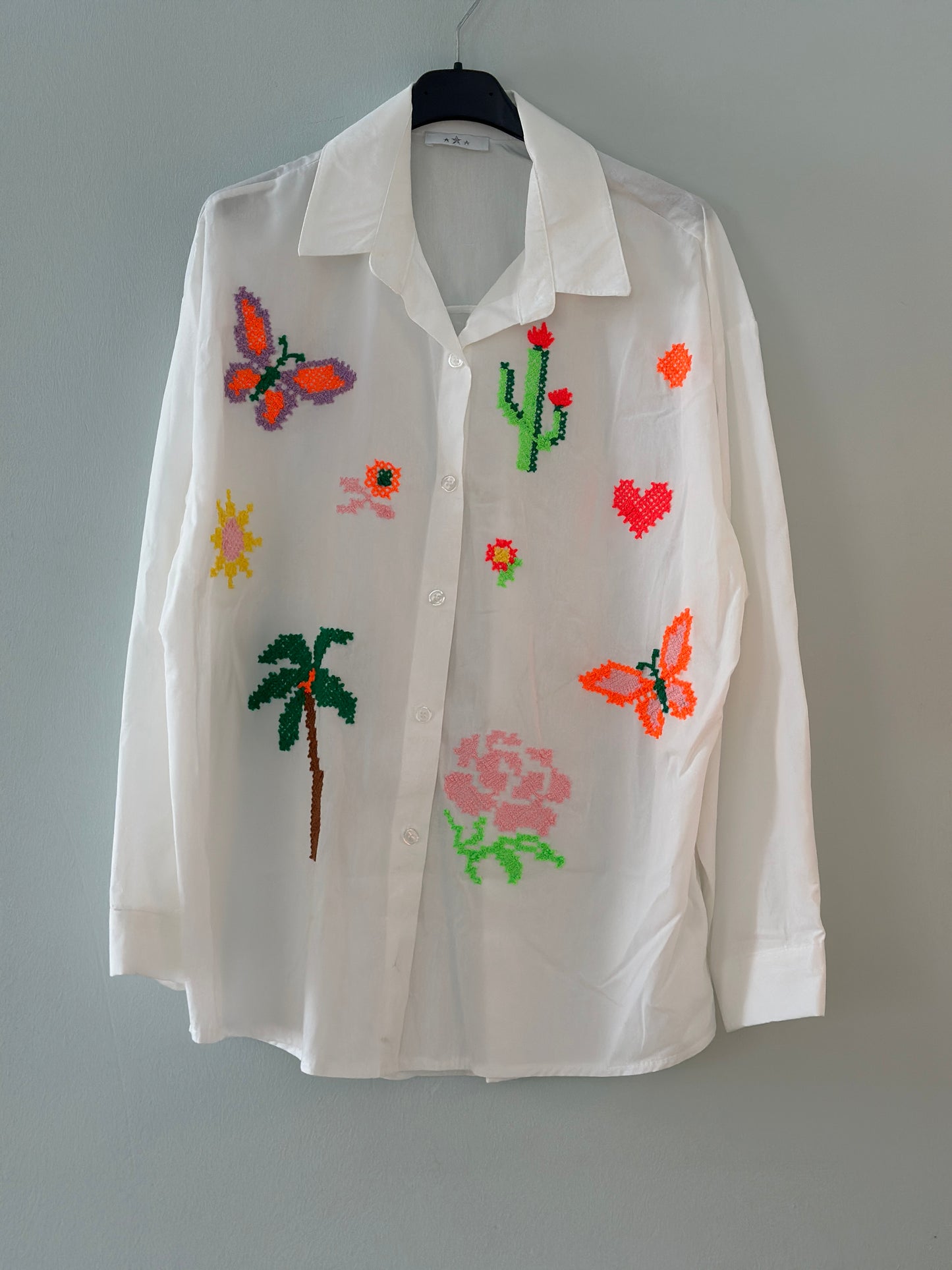 Skjorta ”Sanna” med vackert broderi - Vit