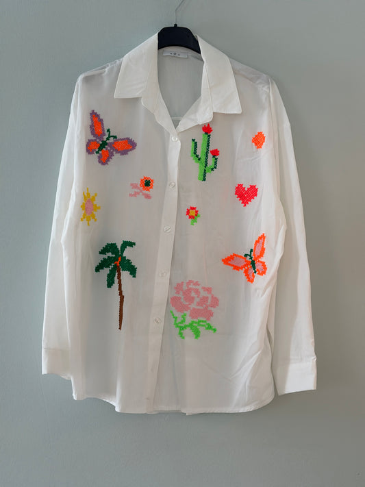 Skjorta ”Sanna” med vackert broderi - Vit