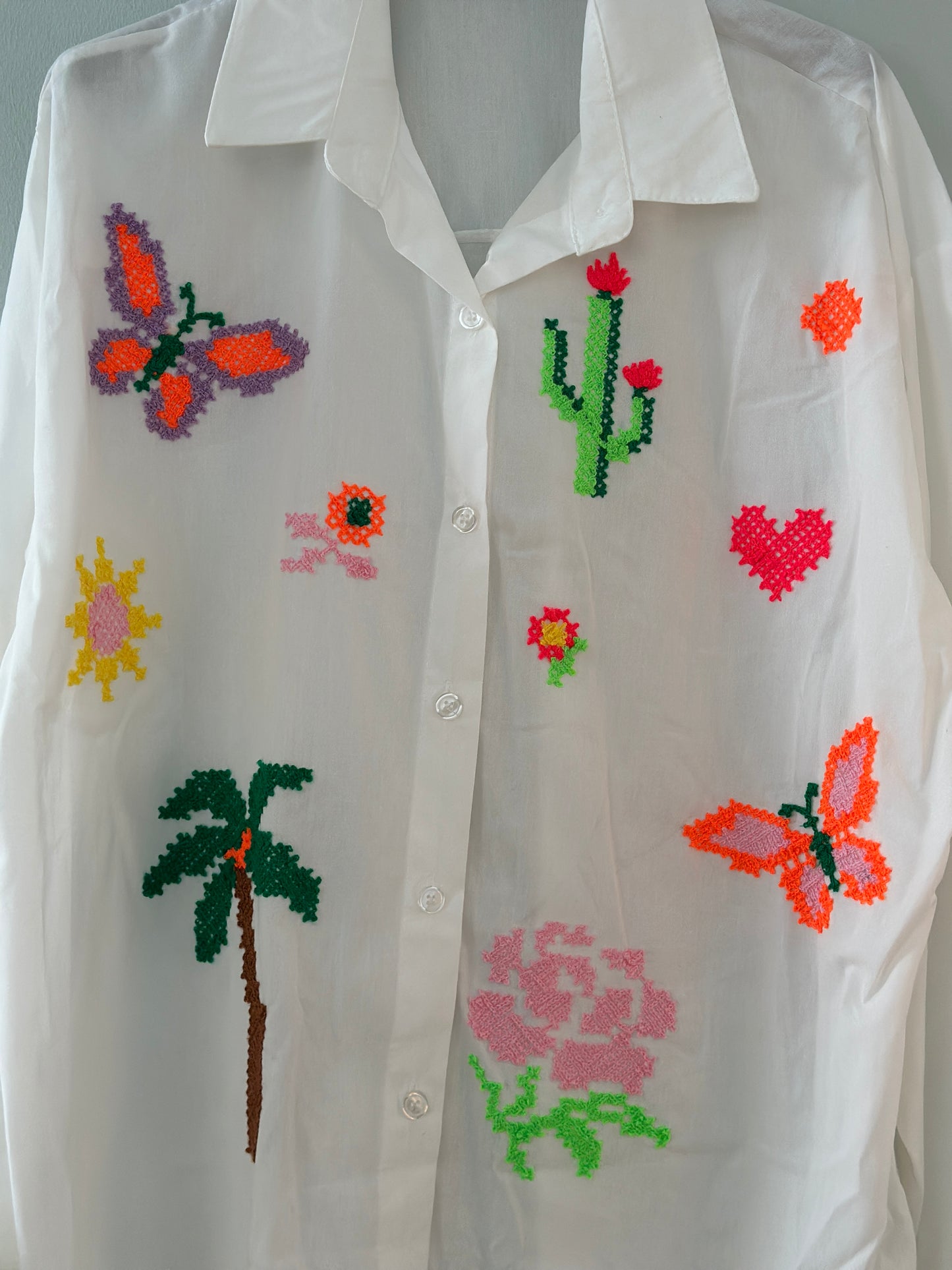 Skjorta ”Sanna” med vackert broderi - Vit