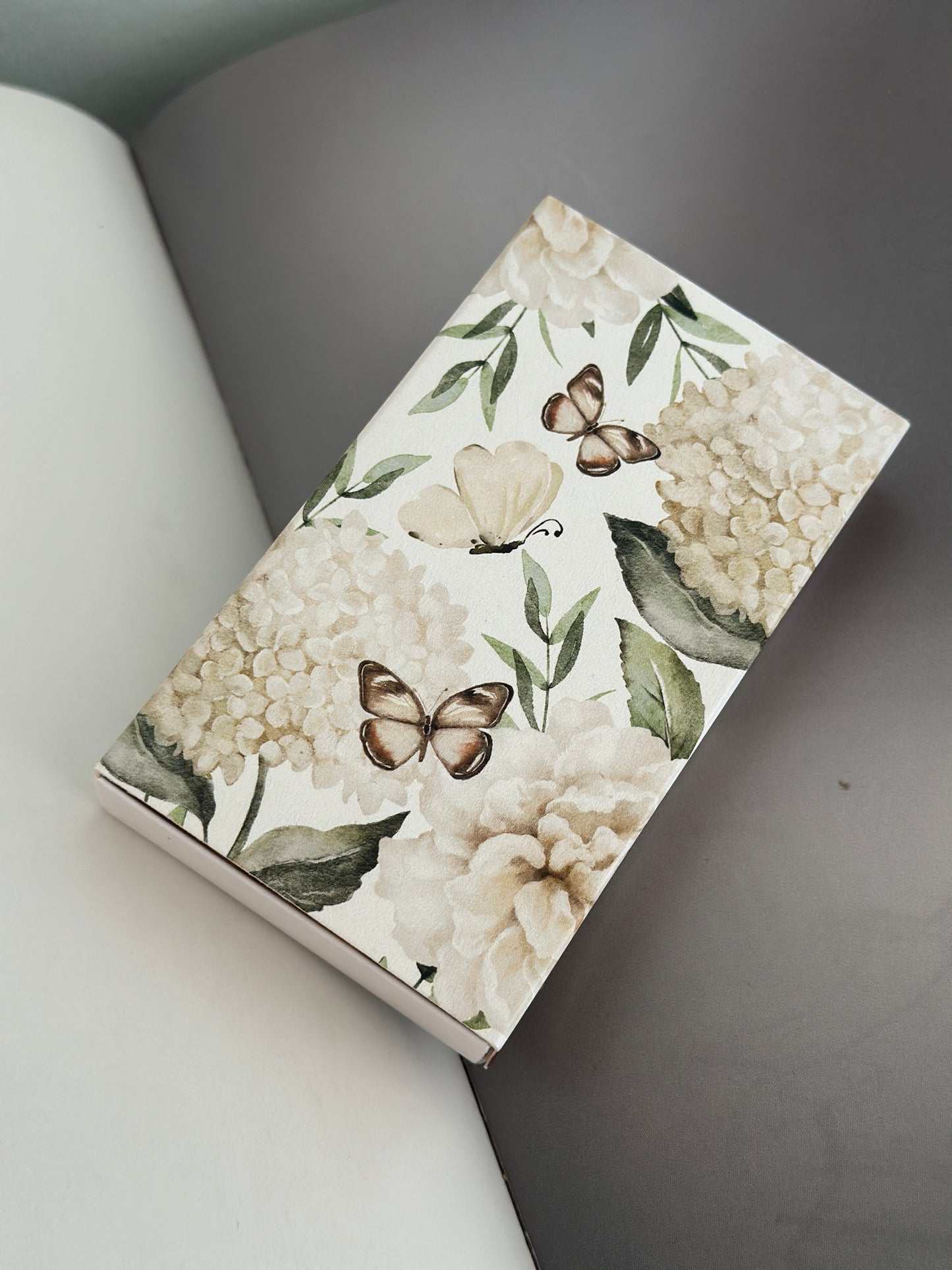 Majas Cottage, tändsticksask med motiv av hortensior och fjärilar.