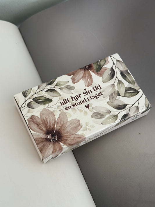 Majas Cottage, Tändsticksask ”Allt har sin tid, en stund i taget”.