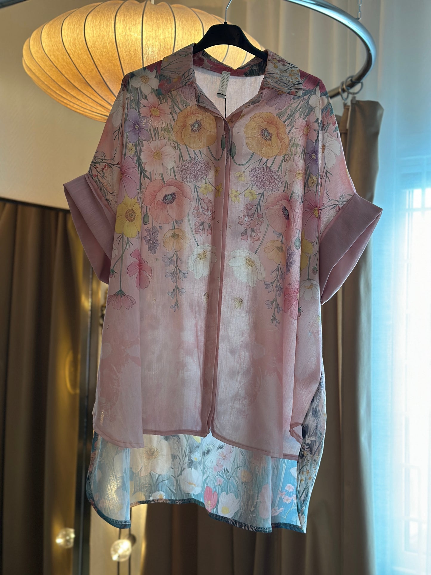 Blus ”Bettan” med blommor framtill och leopard bak på ryggen - Rosa