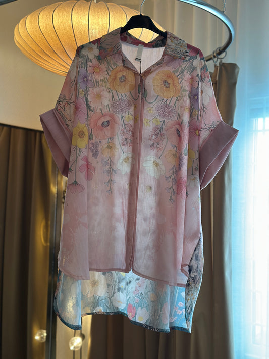 Blus ”Bettan” med blommor framtill och leopard bak på ryggen - Rosa