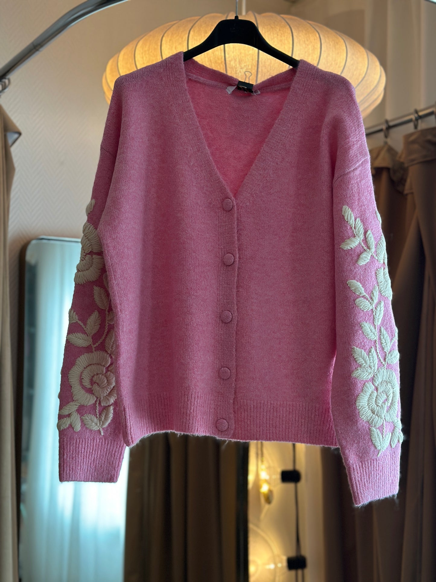 Stickad kofta ”Sofia” med klädda knappar och broderi på ärmarna -Korall/Rosa