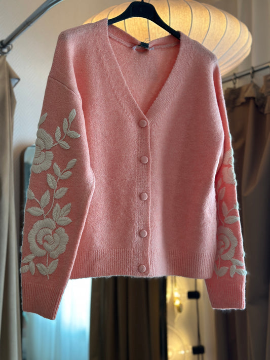 Stickad kofta ”Sofia” med klädda knappar och broderi på ärmarna -Korall/Rosa