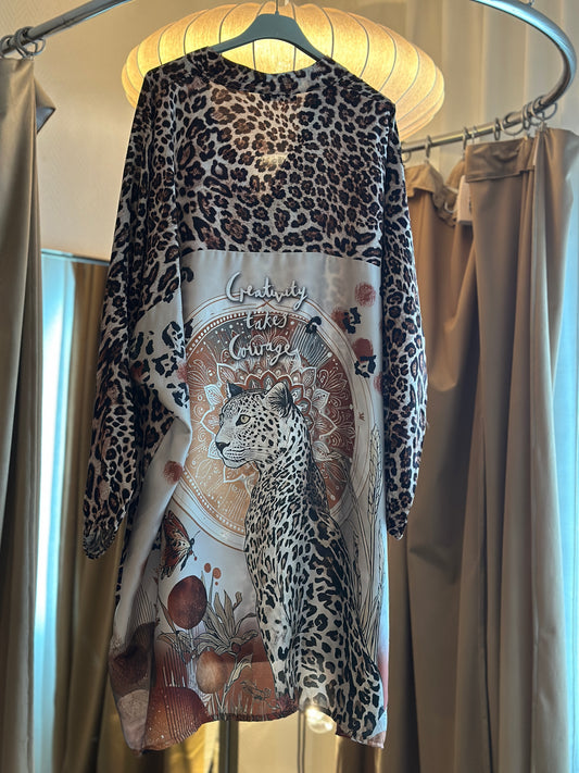 Klänning ”Billy” med tryck på ryggen - Leopard