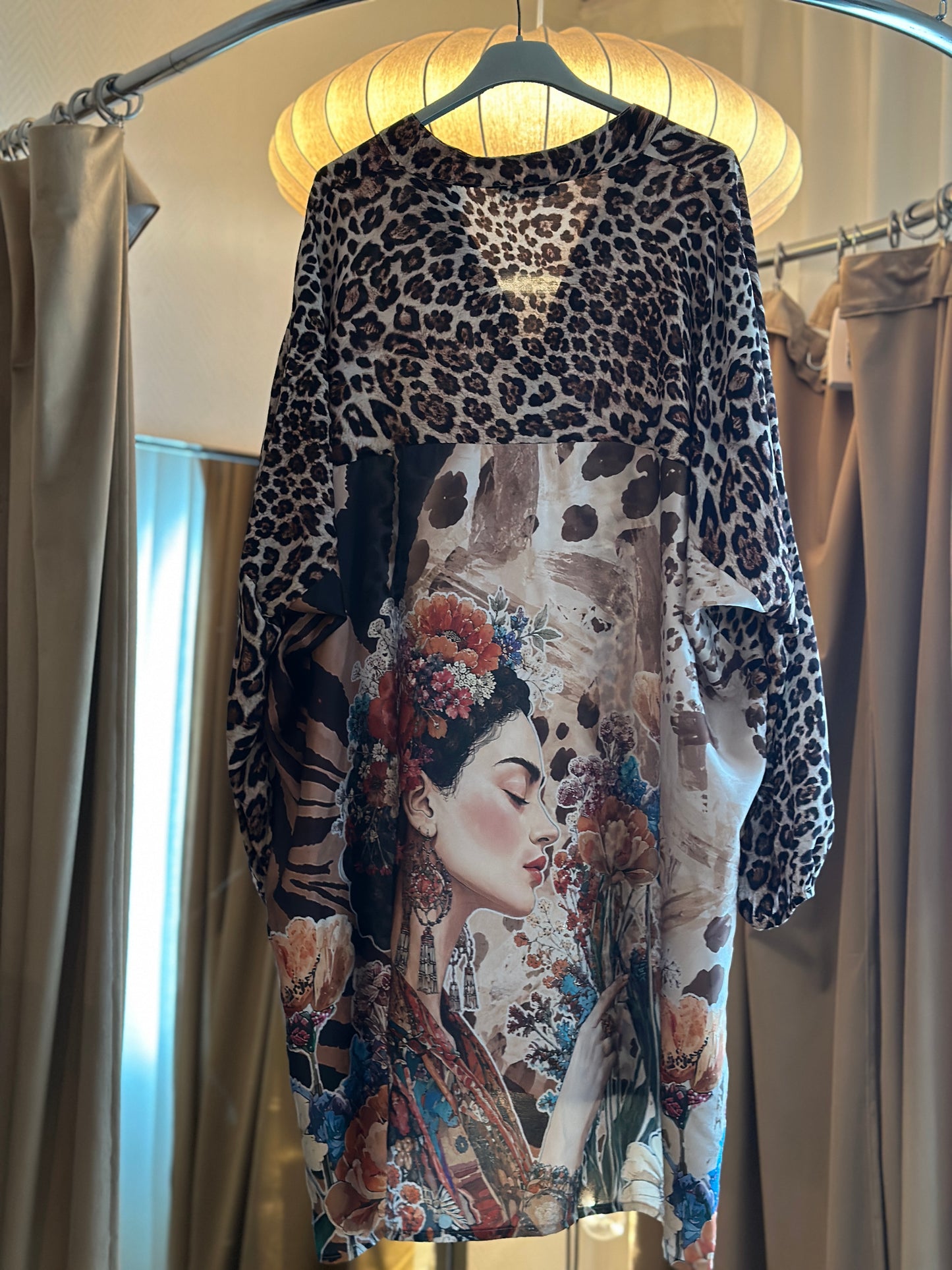 Klänning ”Sara” med tryck på ryggen - Leopard