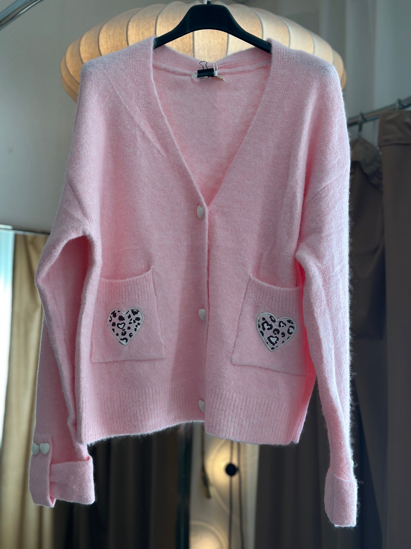 Kofta ”Sabrina” med hjärtmönstrade knappar framtill och i ärmslutet - Rosa