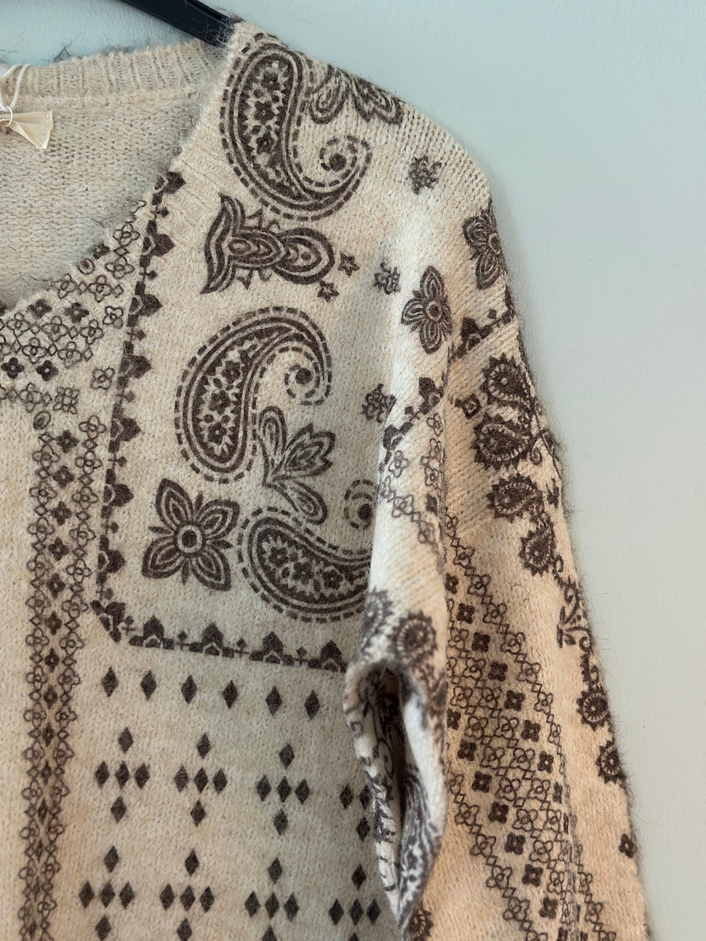 Finstickad tröja ”Paisley” - Beige