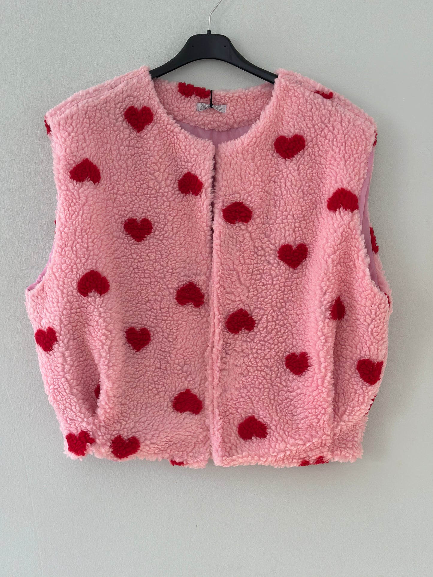 Fluffig väst med hjärtan - Rosa