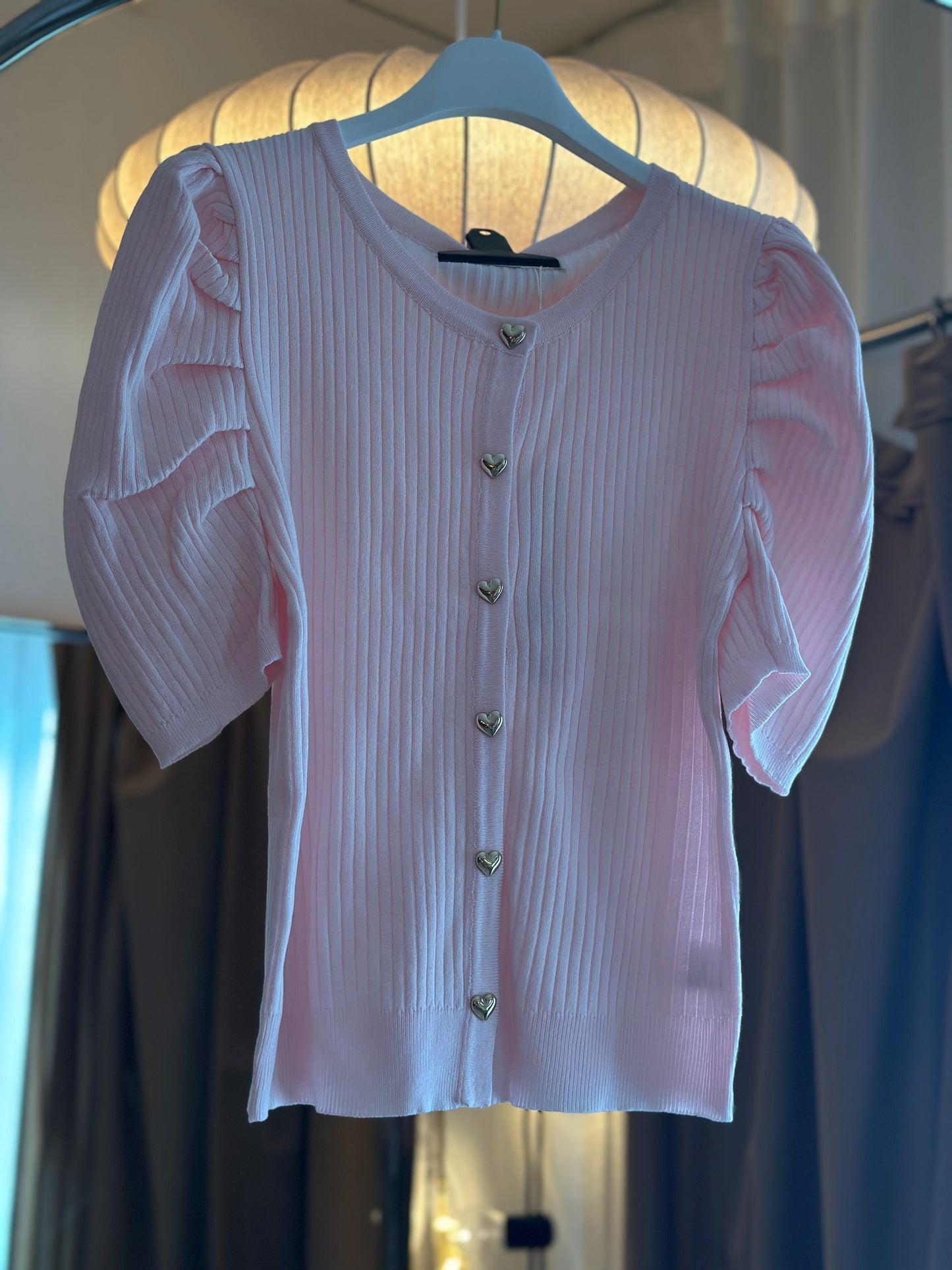 Top ”Sara” med hjärtformade knappar och puffärm - Rosa/Vit/Ljusblå