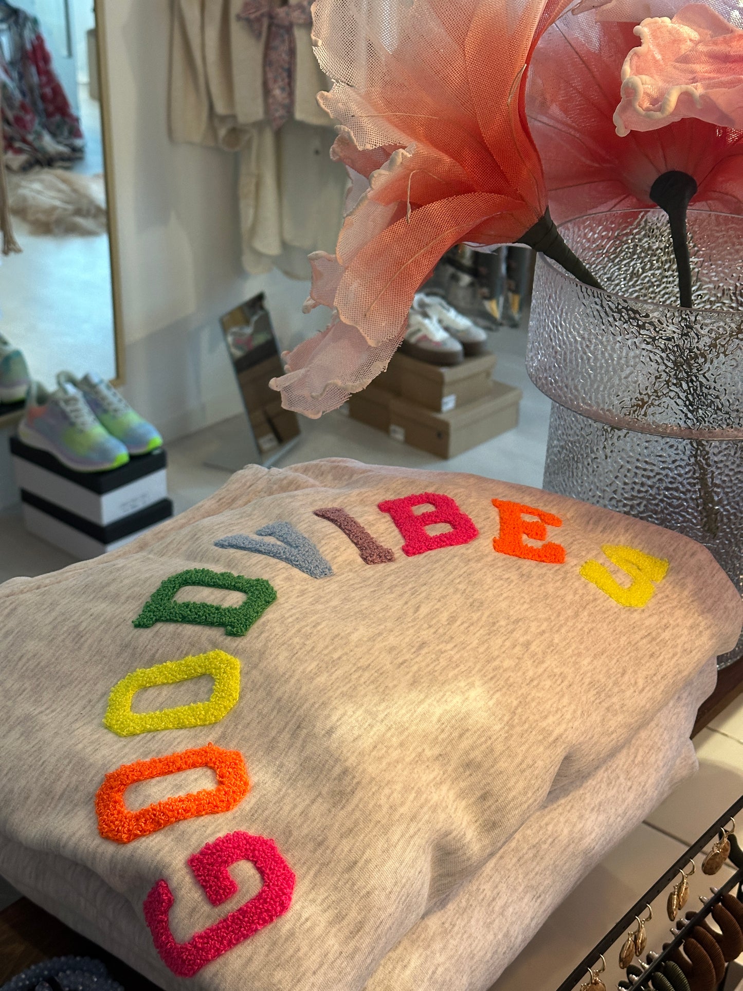 Sweatshirt ”Good Vibes” - Grå med text i multicolour