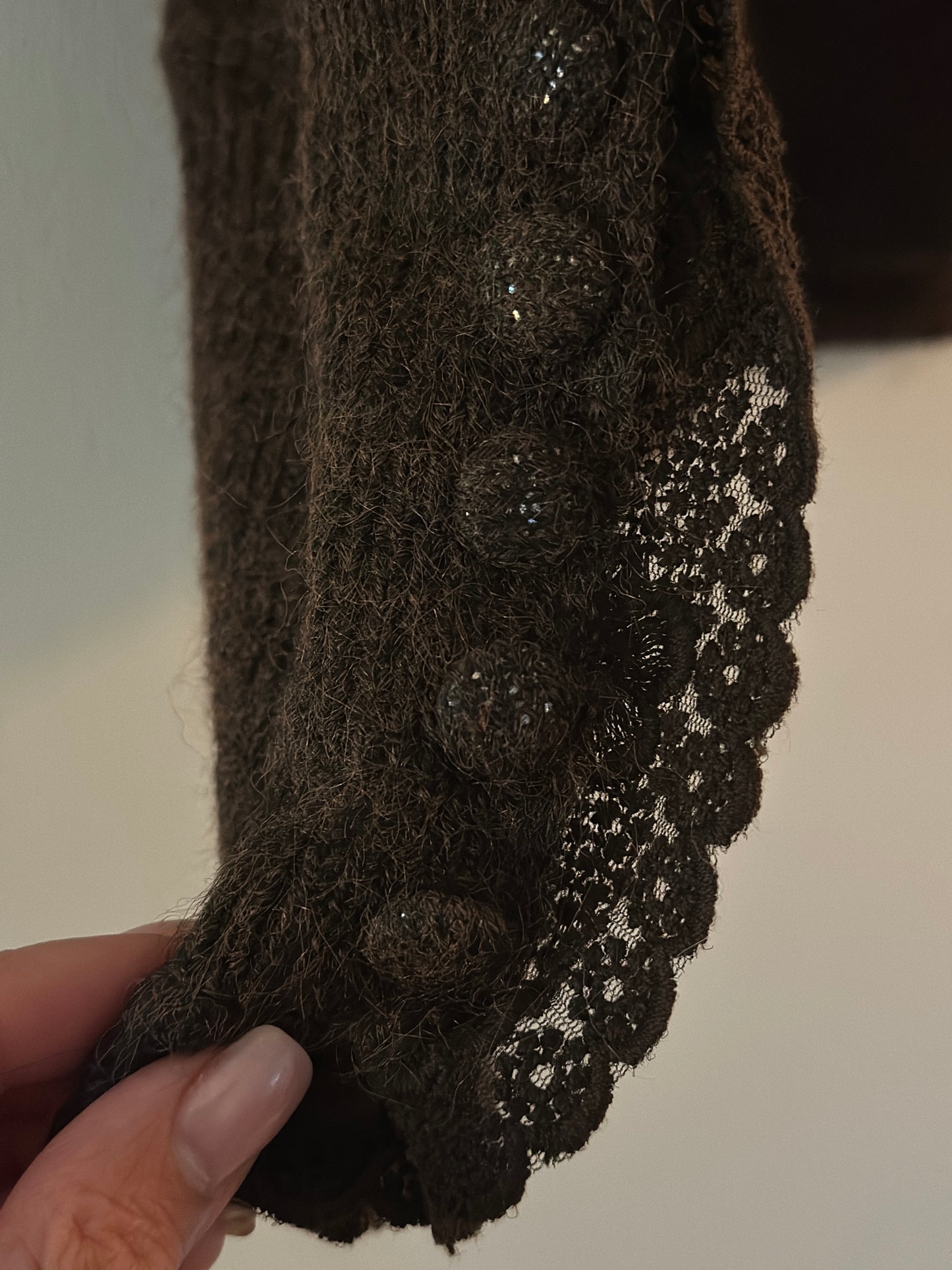 Finstickad tröja med klädda knappar och spets på kragen - Brun