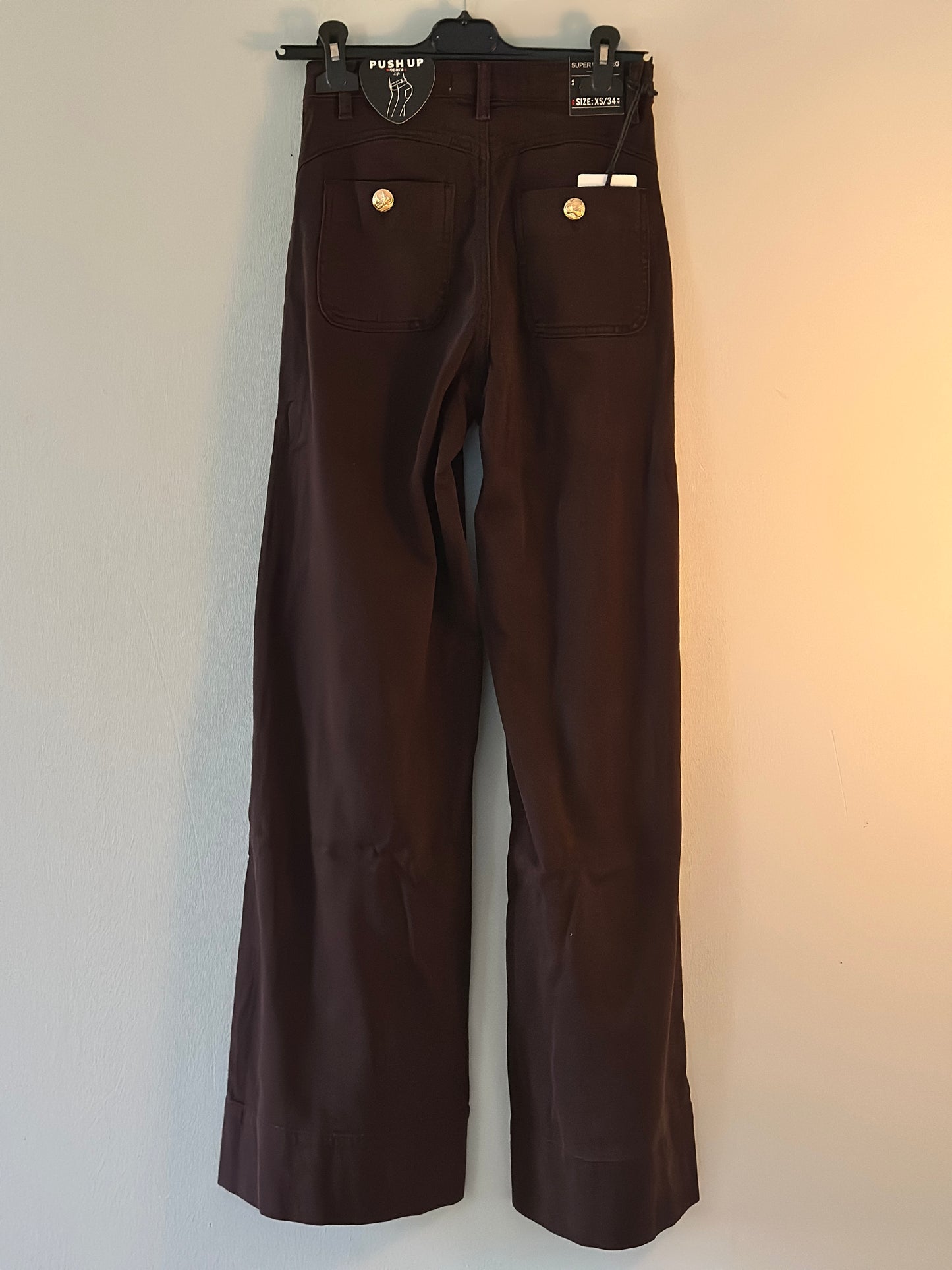 Jeans med rosettknappar - Bruna