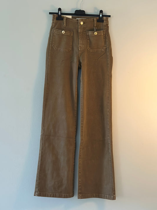 Jeans med fickor framtill och guldknappar - Camel