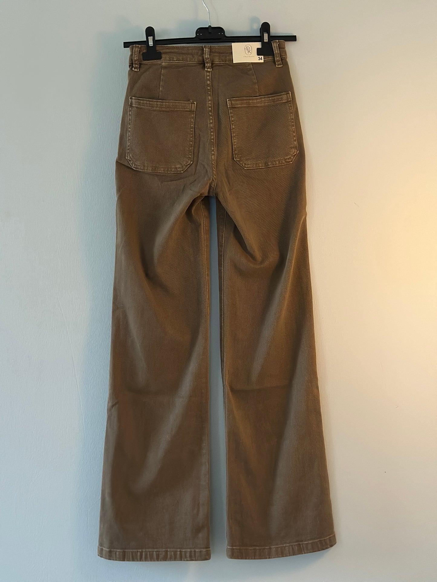 Jeans med fickor framtill och guldknappar - Camel